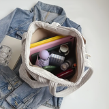 Tilda – Schultertasche mit Rippstruktur und dekorativem Seil