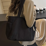 Tilda – Schultertasche mit Rippstruktur und dekorativem Seil