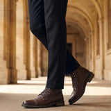 Robuste und langlebige Stiefel aus dunklem Leder