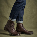 Robuste und langlebige Stiefel aus dunklem Leder