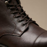 Robuste und langlebige Stiefel aus dunklem Leder