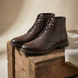 Robuste und langlebige Stiefel aus dunklem Leder