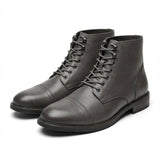Robuste und langlebige Stiefel aus dunklem Leder